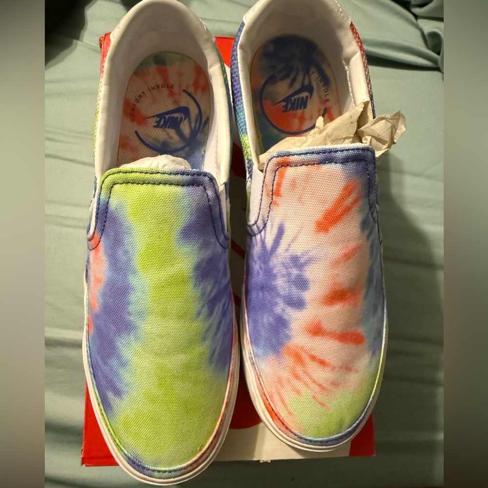 Nike Court Legacy Slip-On in Sapphire and White